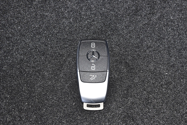 奔驰A220l遥控器电池型号及钥匙换电池方法
