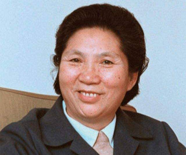 陈慕华把刚出生的女儿送给别人，30多年后，终于母女相认