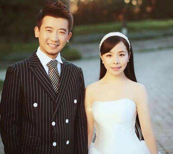 “草根歌手“王二妮和农村小伙结婚8年,她变化不大,他却像换了个人