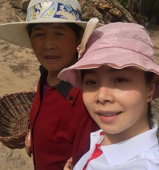 “草根歌手“王二妮和农村小伙结婚8年,她变化不大,他却像换了个人