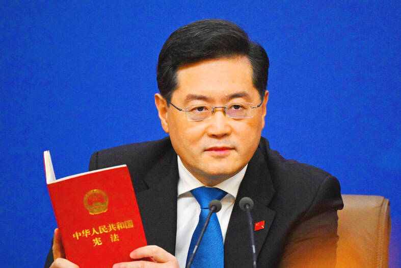 秦刚外长现场宣读宪法回应台湾问题：中美关系随时有脱轨风险