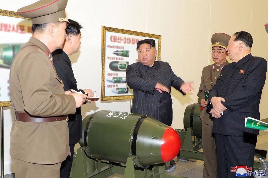 <strong>朝鲜</strong>首次公开“火山”-31型核弹头，未知地点视察核武器项目