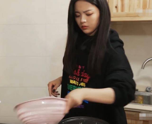杨超越厨房做炒饭，镜头拉近看清锅里的饭，确定是女生的饭量？