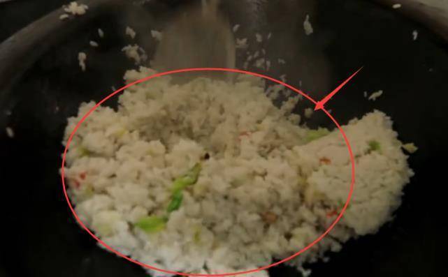 杨超越厨房做炒米，镜头拉近看清锅里的饭，确定是女生的饭量？