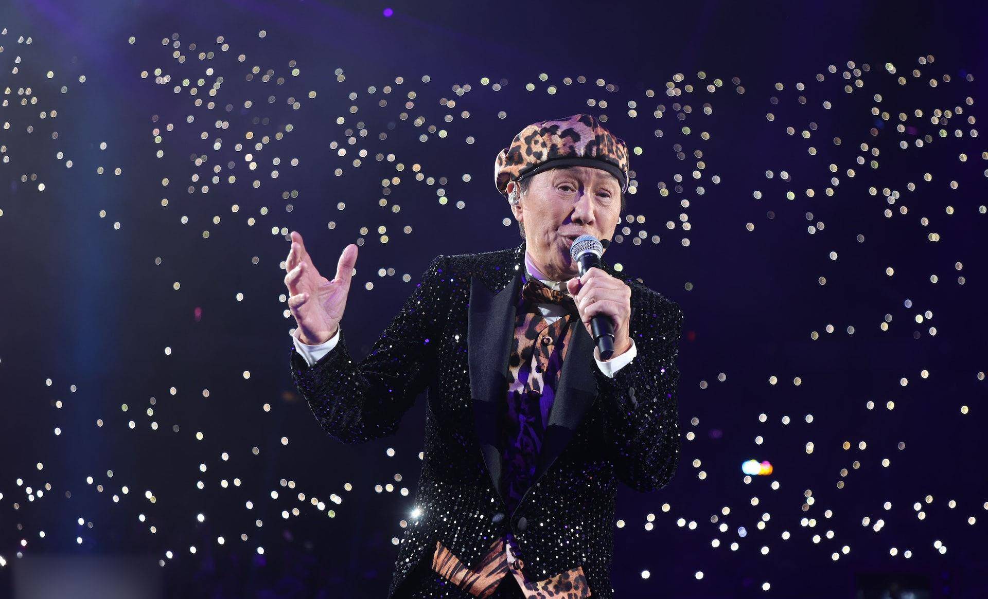 据香港媒体报道,许冠杰的演唱会于晚上7点开始,他一个人演唱了40多首