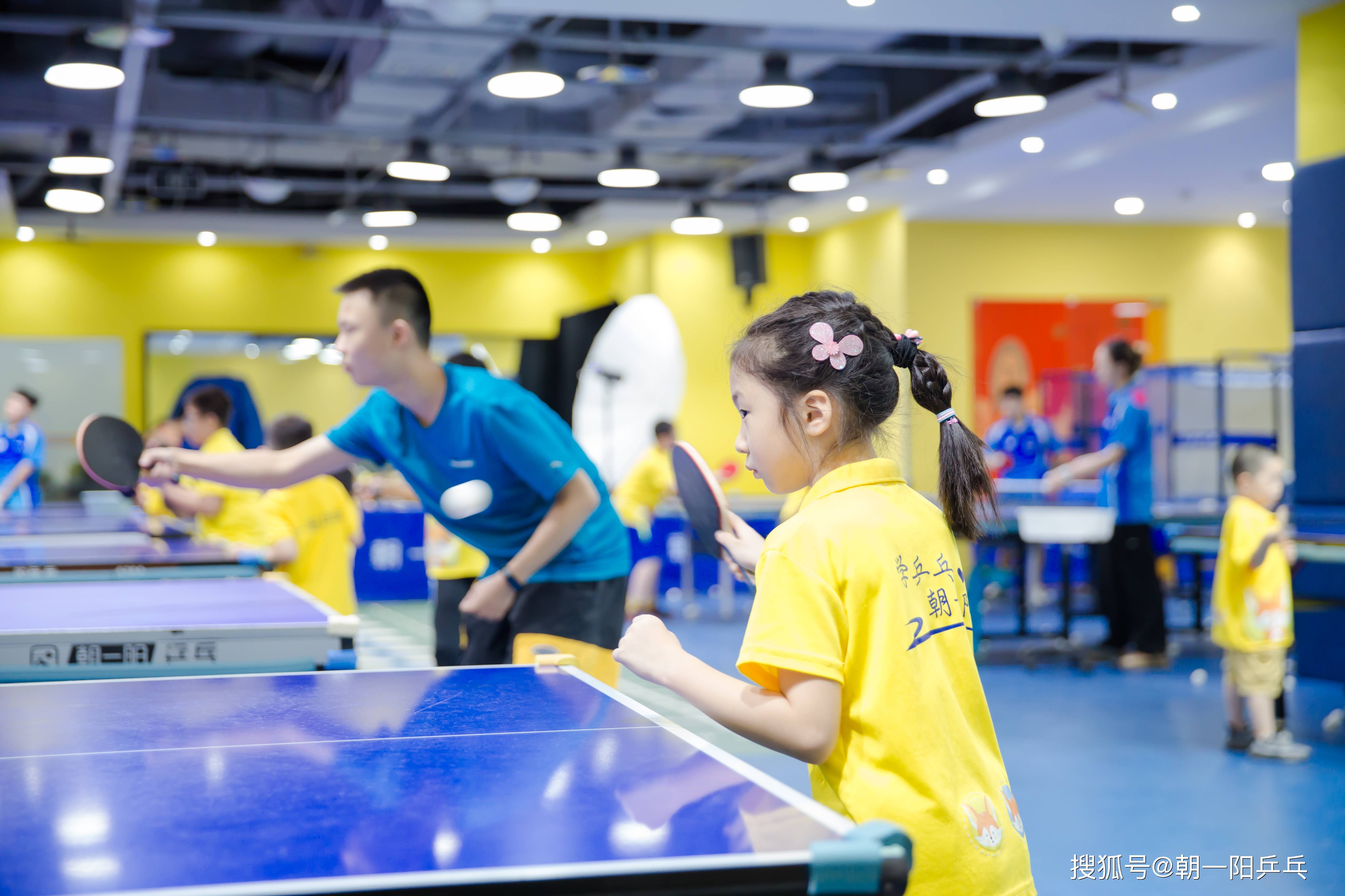 乒乓球基本发球教学，如何训练乒乓球基本功