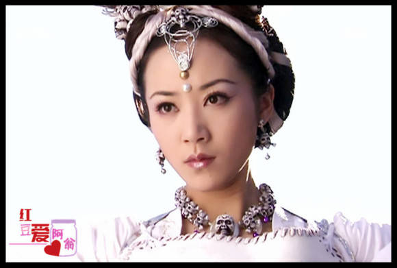 附身白骨的白鸟翩翩,还是更喜欢前世,带着仙子气质白骨夫人痴情不悔的