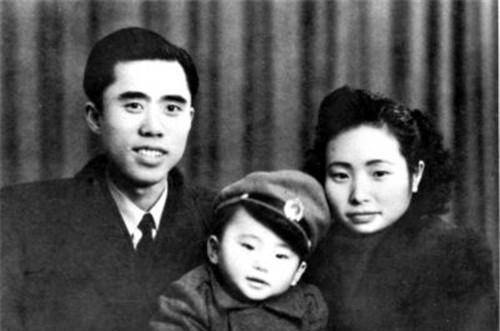 她是革命战士彭咏梧的前妻，<strong>结婚</strong>8年生下儿子，年仅59岁