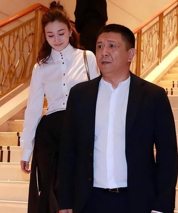 李小冉携老公现身,丸子头学生look与西装爸爸look的时尚碰撞!