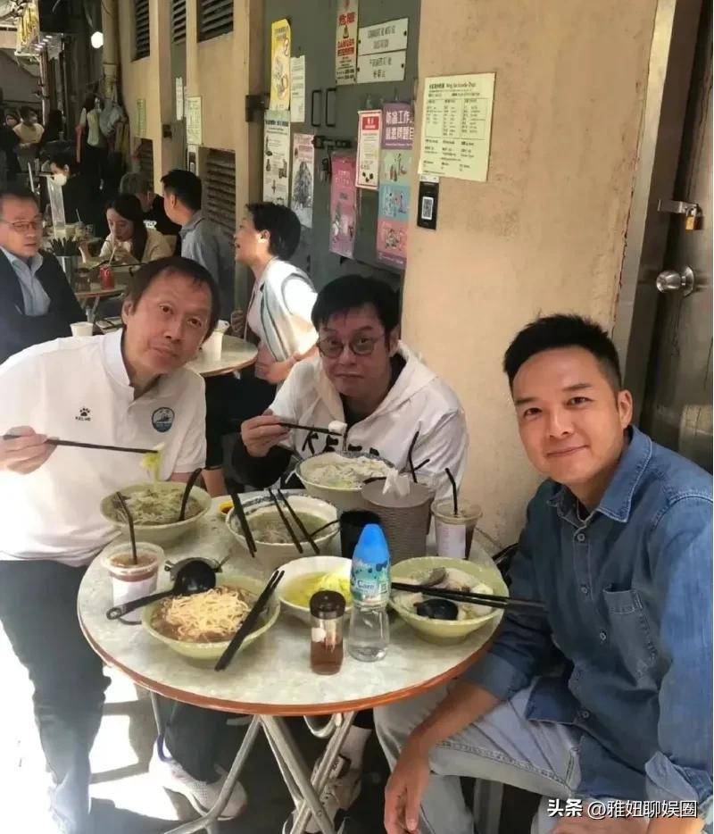 香港老照片：谭咏麟和两个朋友很自在吃快餐，身旁没有保镖