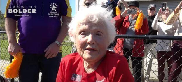 霍金斯奶奶100米短跑创世界纪录，1分钟跑完100米短跑
