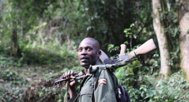 非洲民兵的拿枪姿势突破新高度，到底他们为何要这样拿枪？