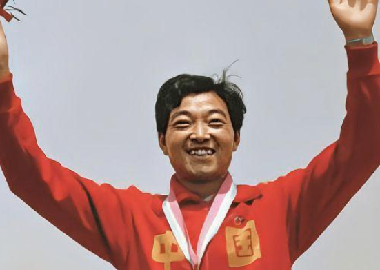 中国第一枚奥运金牌获得者是谁？
