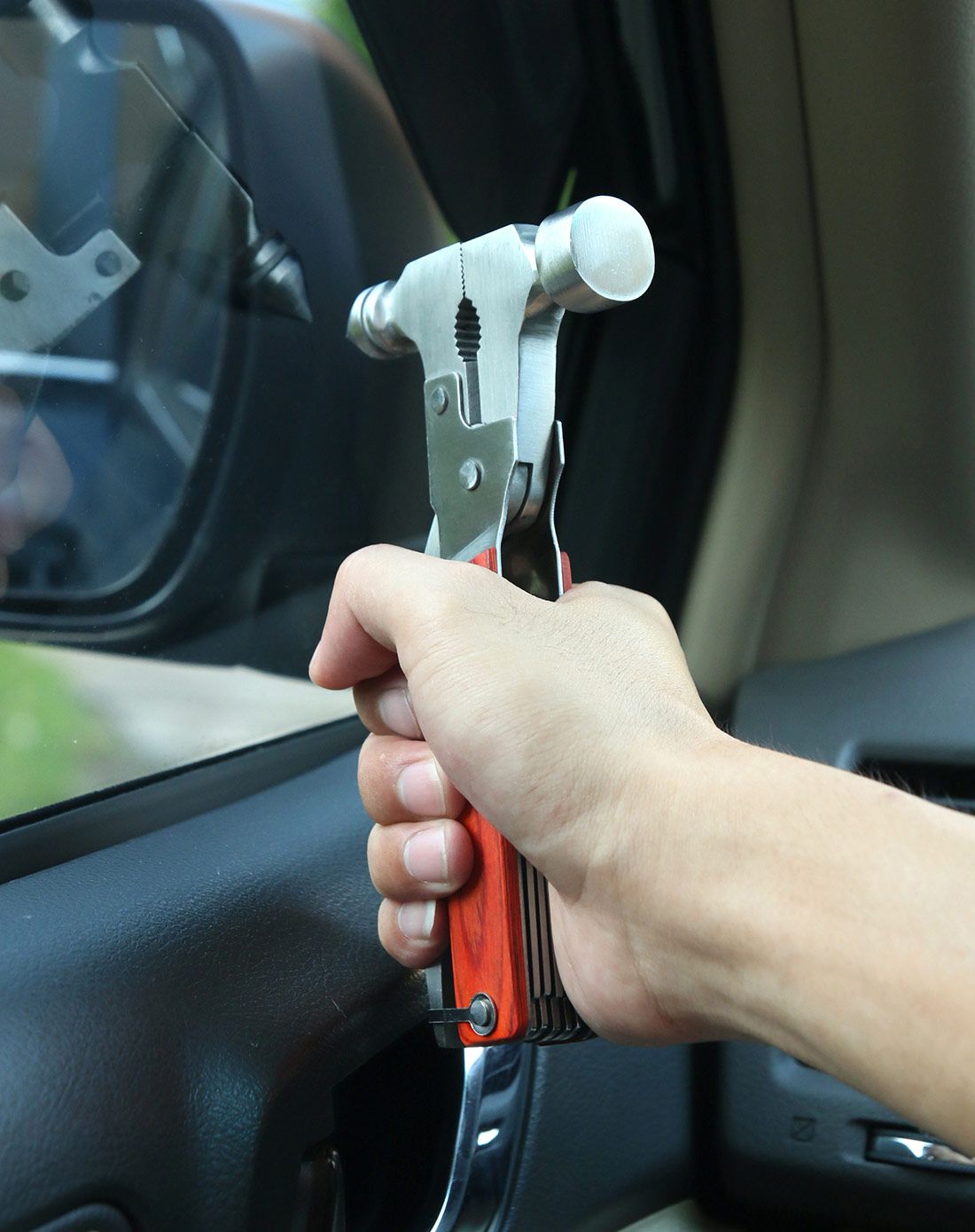 安全锤子应该锤车窗哪个部位_车用安全锤的使用方法_汽车安全