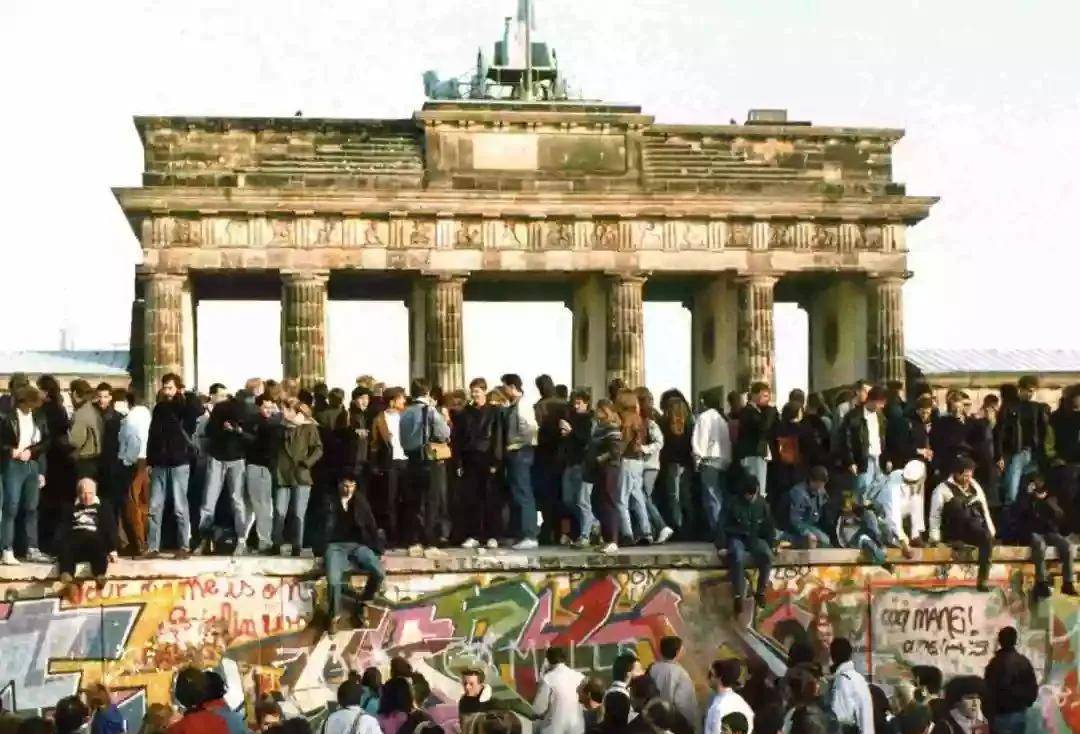 1990年，为什么是西德吞并了东德？