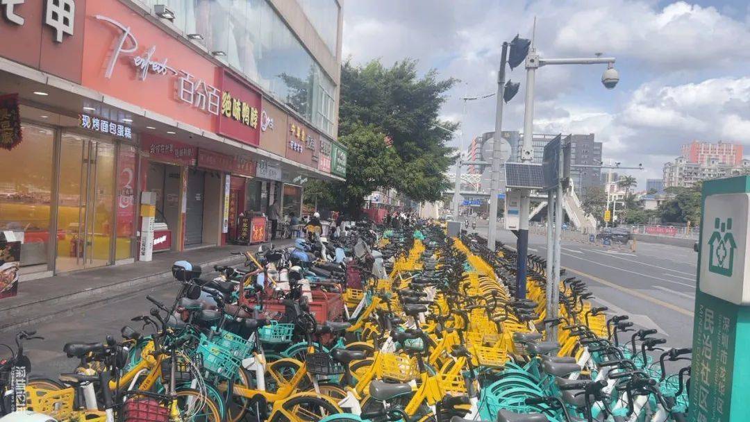 “人行道都没了！”市民诉深圳一地铁口车辆乱停放，官方回应