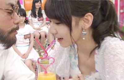 周刊少年JUMP 日本综艺节目，‘哇！被骗整人大赏’中的女嘉宾有一个短发，挺年轻的，不是AKB48里的，她是谁？或者