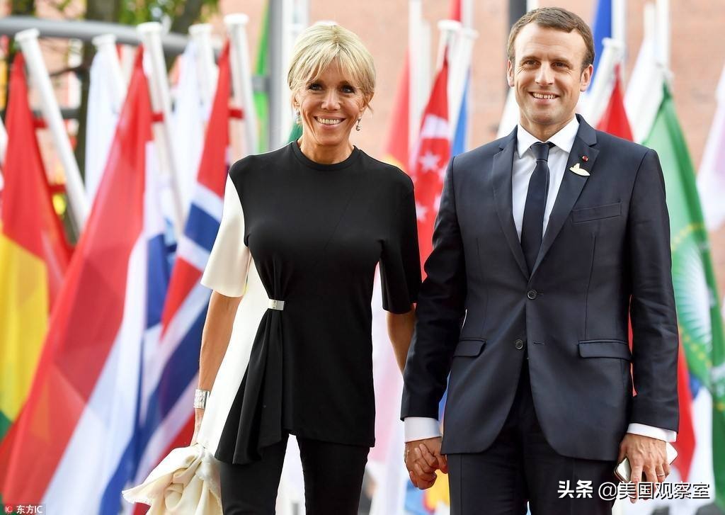 警犬看见升国旗端坐了 41岁法国总统带66岁爱妻度假，第一夫人秀素颜美腿，两人是真爱吗