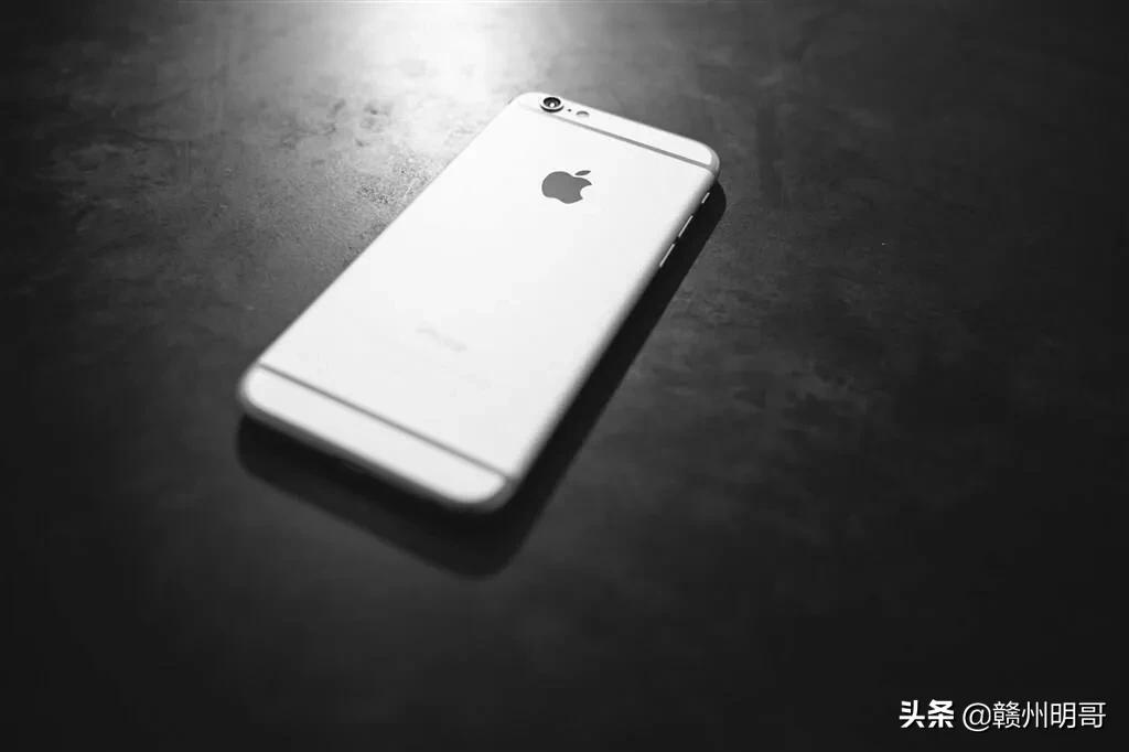 苹果在华销量下降 <strong>iPhone</strong>在中国销量大跌，你觉得是价格问题，还是被国人抛弃的原因？