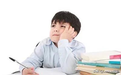 不让儿子写无效作业怎么办 儿子因为漏做一份作业，被罚抄课本词语表三遍，近三千字呢，大家怎么看？