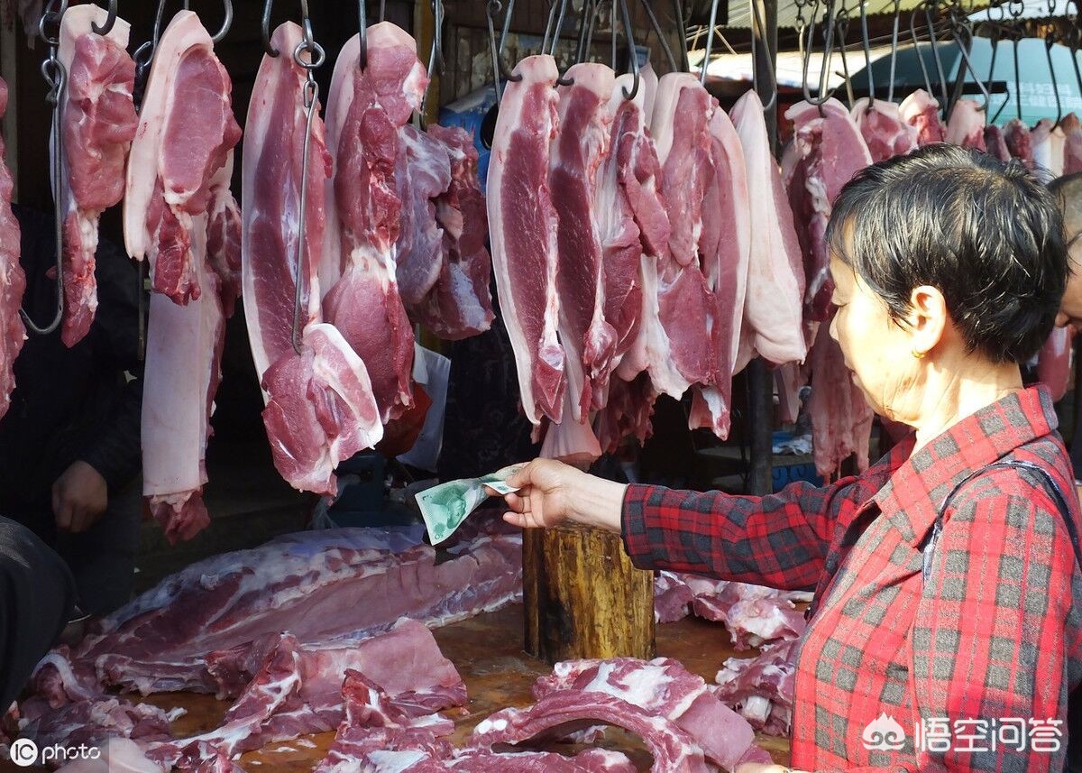 买肉颜色深好还是颜色浅的好 农村集市一些摊贩猪肉5块钱一斤，买来吃会不会有隐患？