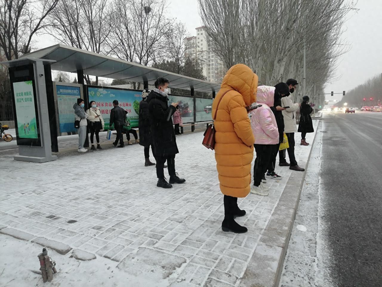 随雪而动 守护民生有温度 ⑦ | 公交车快慢有序，确保乘客安全出行